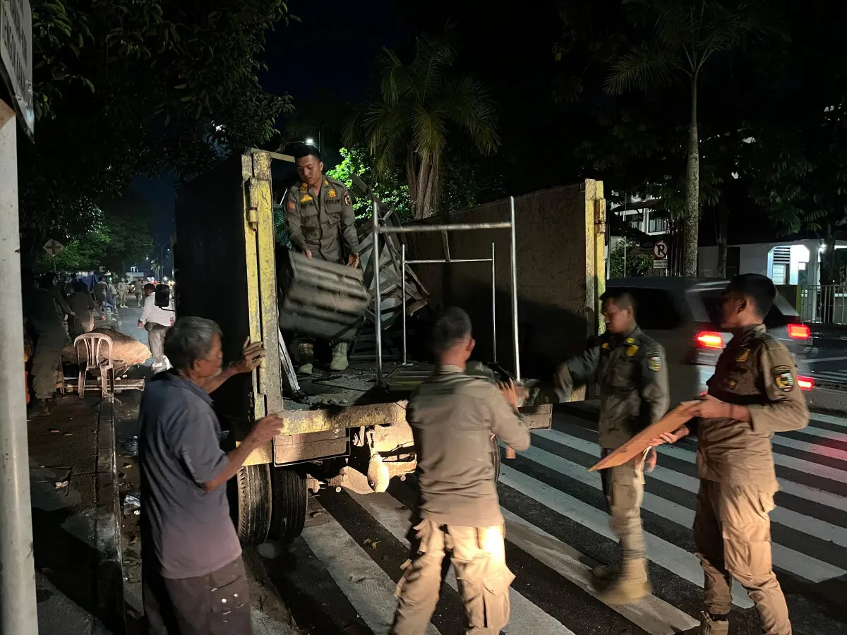 Dini Hari Satpol PP Pekanbaru Tertibkan Lapak dan Gerobak Pedagang di Unri Gobah