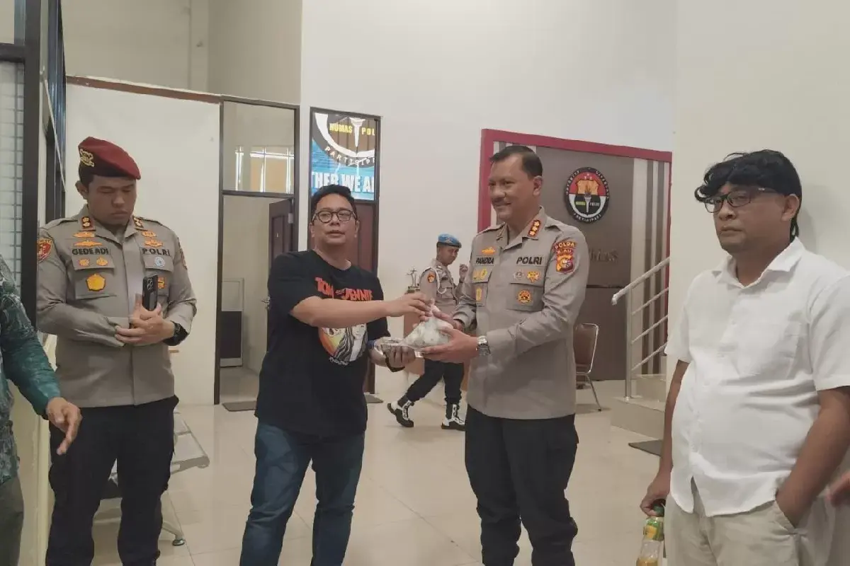 Dinilai Sulit Konfirmasi, Puluhan Wartawan Serahkan Uang Receh ke Polda Riau