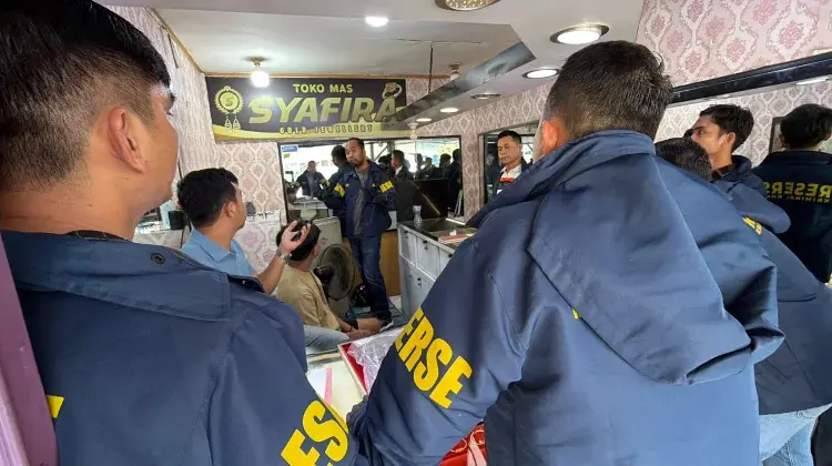 Ditreskrimsus Polda Riau Geledah Toko Emas Syafira di Pasar Syariah Kampar, Diduga Jaringan Penambang Ilegal