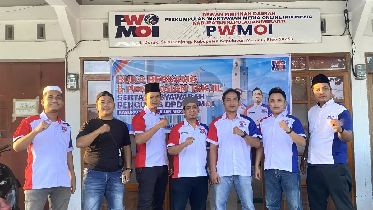 DPD PWMOI Kepulauan Meranti Berbagi Takjil di Jalan Dorak, Ratusan Pengguna Jalan Ikut Merasakan Berkah Ramadan