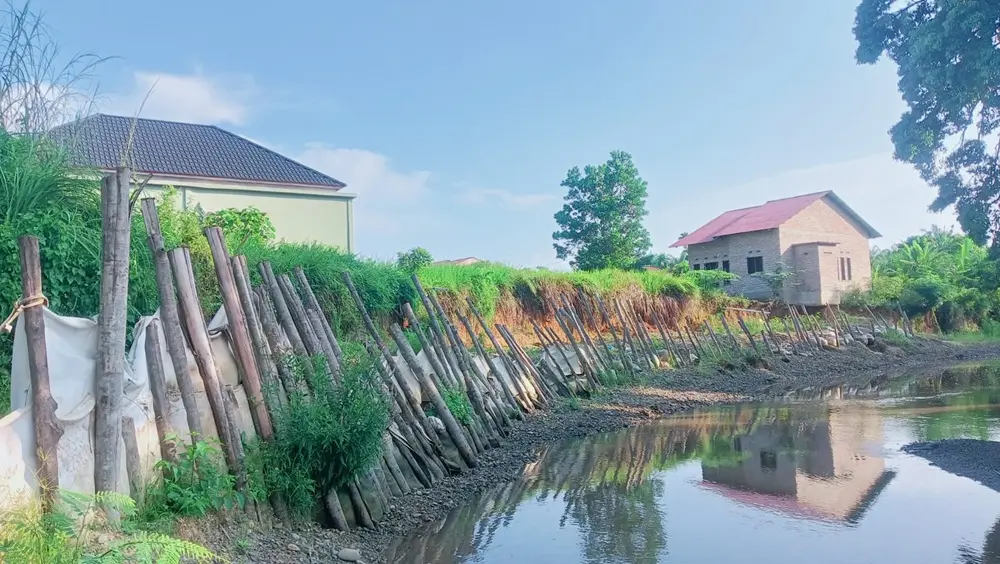 Dua Rumah Warga Ujungbatu Terancam Amblas ke Sungai Ngaso, Minta Pembangunan Turap