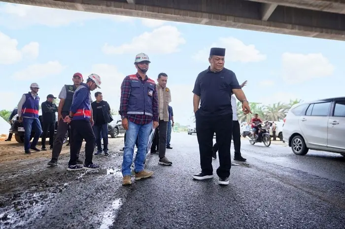Gerak Cepat! Plt Gubri SF Hariyanto Pastikan Lubang di Jalan Lintas Petapahan Sudah Tertutup