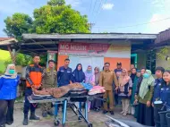 Gerak Cepat, Tim TRC 112 Pekanbaru Evakuasi Lansia yang Sedang Sakit Sebatang Kara