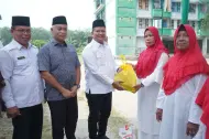 Hadiri Peringatan Maulid Nabi, Wabup Asahan Bagikan Bantuan untuk Kaum Duafa