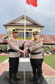Jabat Kapolres Bengkulu Selatan, AKBP Aron Sebastian Terima Tongkat Komando dan Senjata Khas Daerah