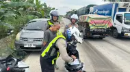 Thumbnail Jalan Lintas Timur KM 75 Macet Parah Akibat Perbaikan Jalan