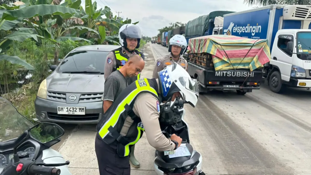 Jalan Lintas Timur KM 75 Macet Parah Akibat Perbaikan Jalan