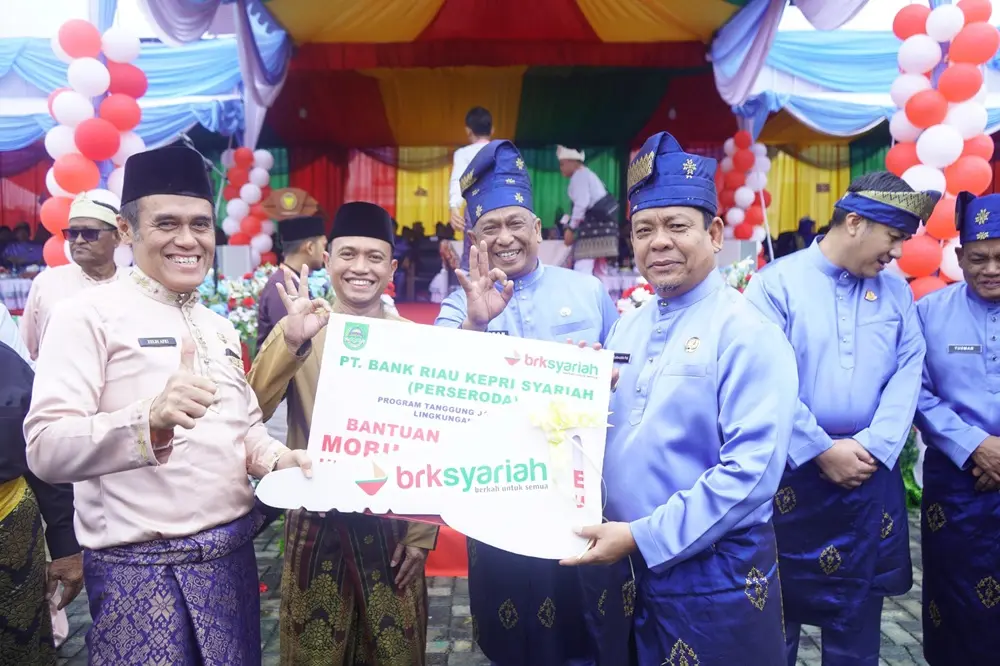 Kado Manis HUT ke-27 Rohul, BRK Syariah Serahkan Satu Unit Mobil Ambulans untuk RSUD