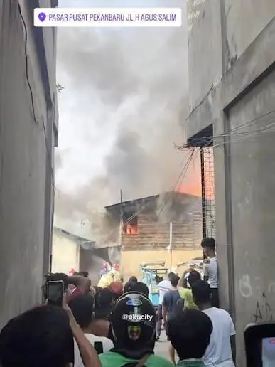 Kebakaran Landa Pemukiman Padat Penduduk, 12 Rumah di Jalan Agus Salim Hangus Terbakar