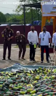 Kejari Kampar Musnahkan Barang Bukti 125 Perkara Inkracht, 280 Gram Sabu hingga 1.514 Botol Jamu