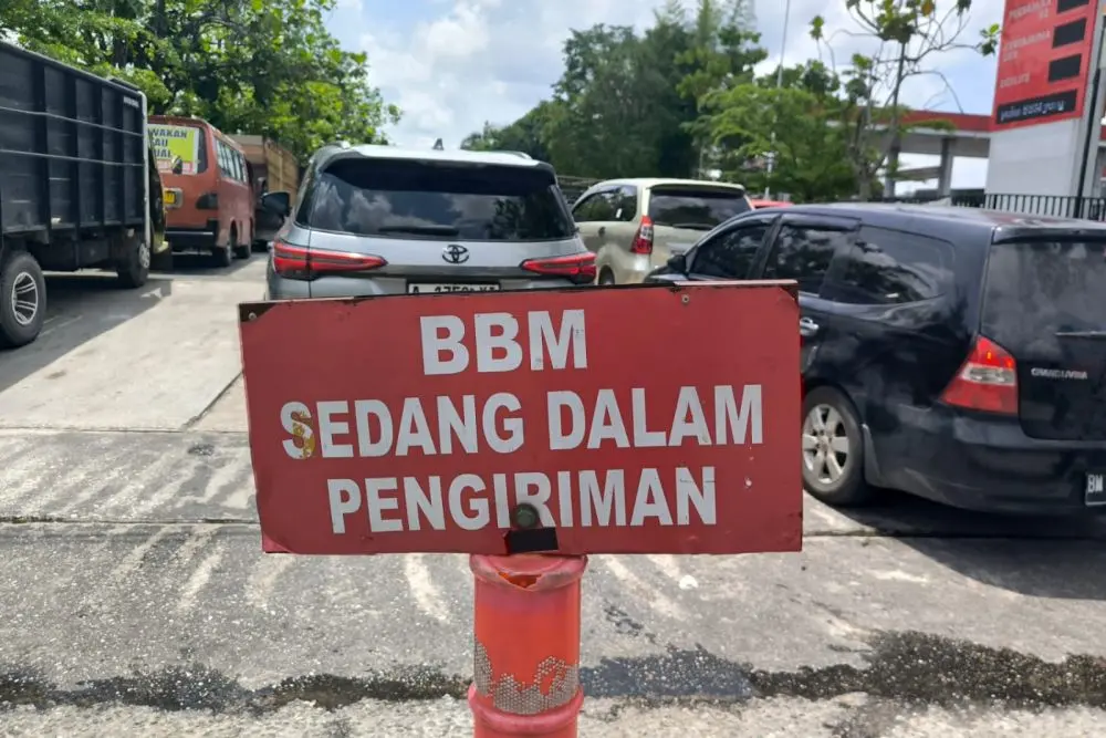 Kesabaran Rakyat Riau Diuji! BBM Langka, Kendaraan Antre Beberapa Kilometer, Pertamina Malah Bilang Aman