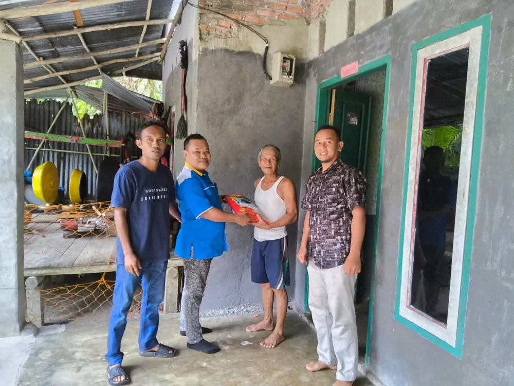 Ketua Karang Taruna Okura Terjang Hujan Demi Antar Sembako Jumat Berkah ke Rumah Lansia