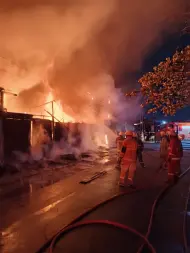Thumbnail Kios Sarapan Pagi di Jalan Kuau Sukajadi Pekanbaru Terbakar