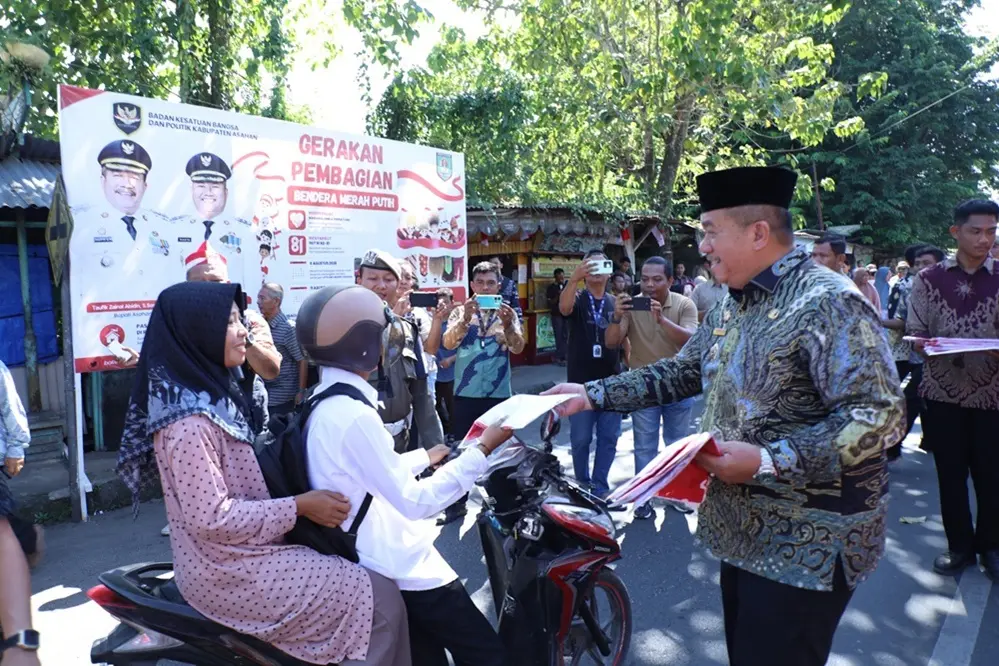 Kobarkan Semangat Kemerdekaan, Bupati  Taufik Zainal Abidin Bagikan Ribuan Bendera Merah Putih di Kisaran