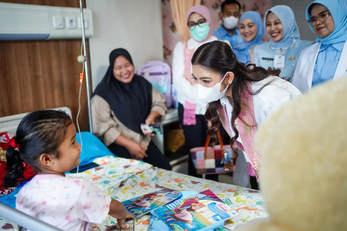 Kunjungan ke RSUD Arifin Achmad, Istri Wapres Selvi Gibran Hibur Anak-anak Penderita Kanker