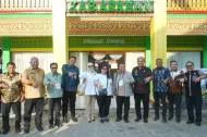 Thumbnail Kunjungi Paviliun Asahan di PRSU 2026, Komisi VII DPR RI dan Bobby Nasution Puji Kekokohan Sepatu Bunut