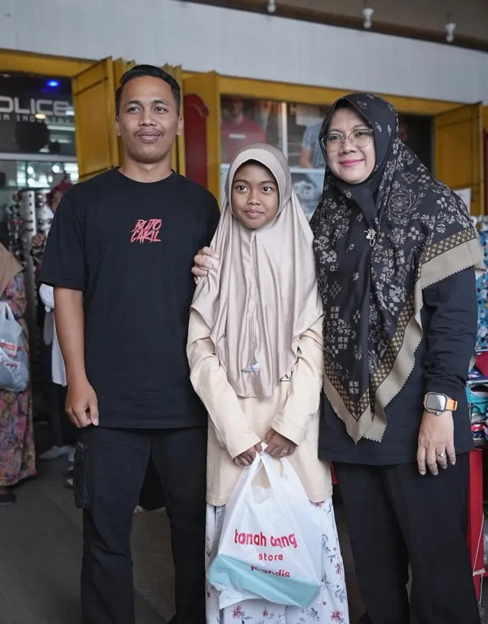 Layaknya Anak Sendiri, Bupati Afni Temani Puluhan Anak Yatim Pilih Baju Lebaran