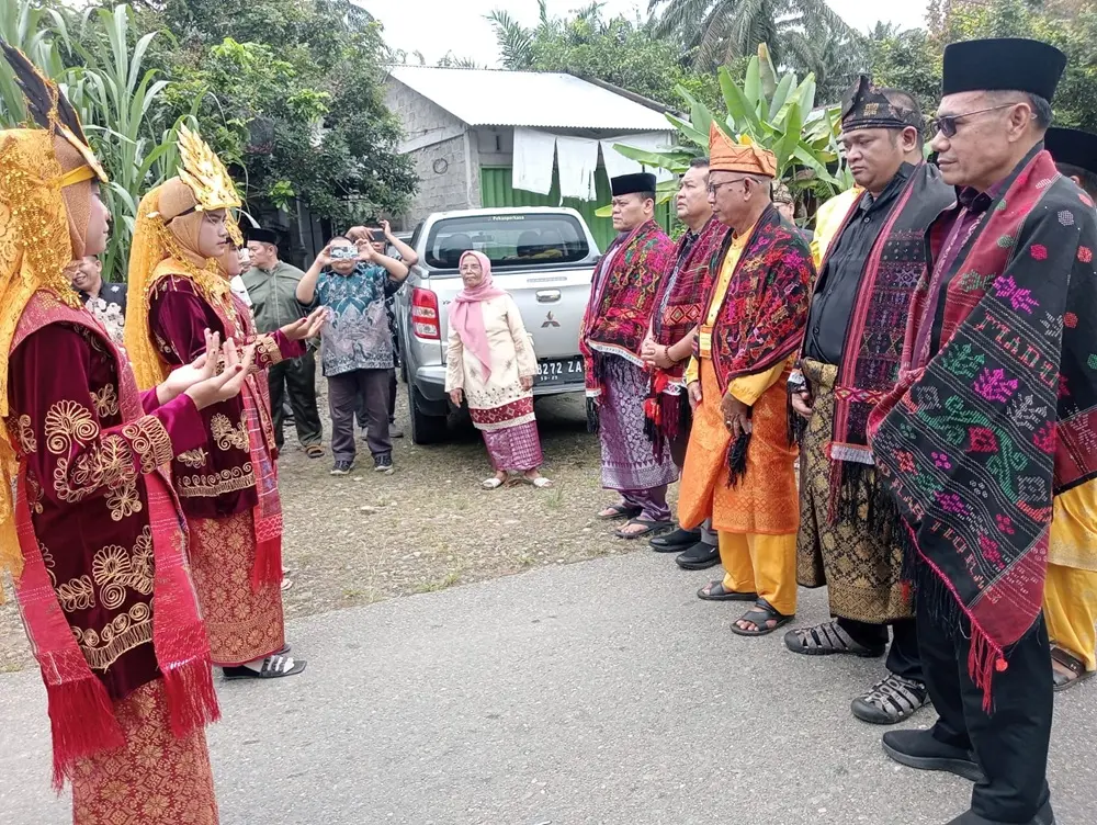 Lembaga Adat Mandailing Napitu Huta Lantik 8 Perangkat Gelar di Desa Tangun