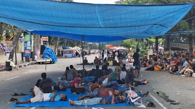 Massa Tolak Relokasi TNTN Ancam Bertahan Hingga 18 April, Area Kantor Gubri Kotor dan Bau