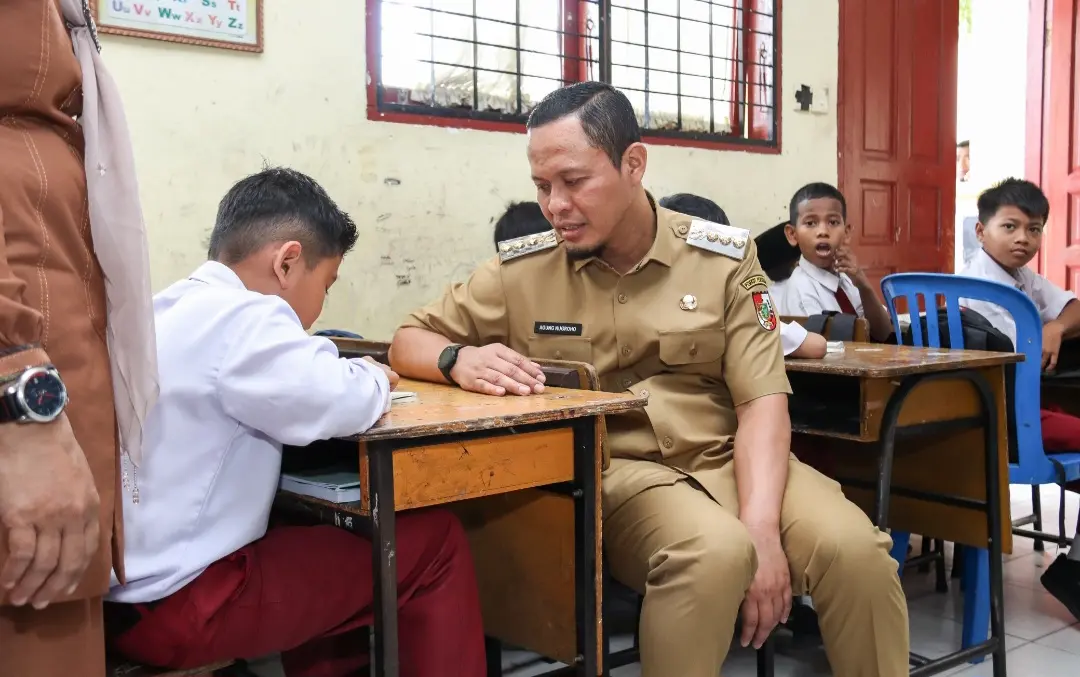 Masya Allah! Wali Kota Pekanbaru Beri Seragam dan Sekolah Gratis untuk Masyarakat