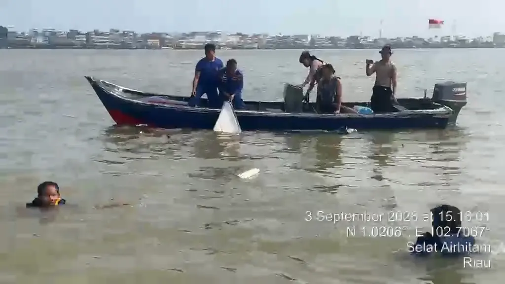 Mencekam! Dua Kapal Bertabrakan di Selat Air Hitam Meranti, Tim SAR Sisir Korban Tenggelam