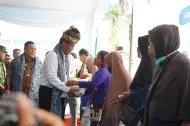 Mentan Amran Guyur Riau dengan Bantuan Beras Ribuan Ton Plus Traktor Modern!
