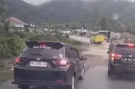 Thumbnail Pasca Banjir Bandang, Selasa Sore Jalan Padang-Solok Sudah Dibuka Kembali, Menteri PU: Alhamdulillah!