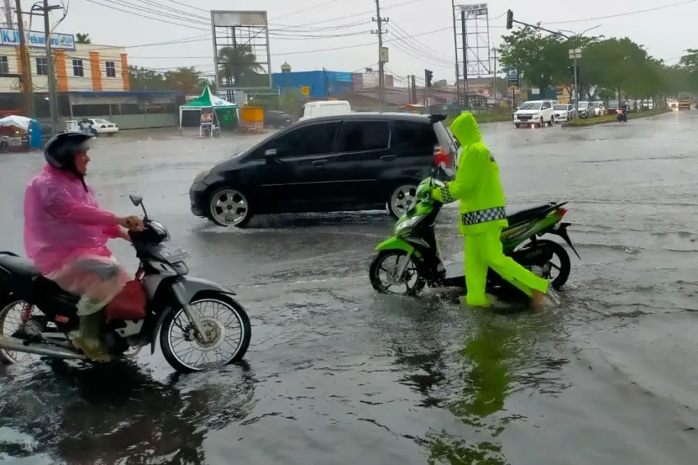 Peringatan Dini BMKG: Hari ini Potensi Hujan Lebat Disertai Petir di Wilayah Riau