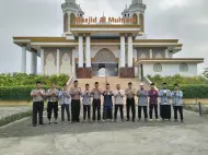 Peringati Hari Santri 2026, Kapolsek Pino Bawa Tumpeng dan Ajak Santri Bentengi Diri dari Narkoba