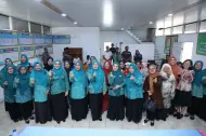 Thumbnail Perkuat UMKM Sentang, Ketua TP PKK Asahan Serahkan Bantuan Usaha