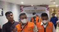 Thumbnail Pidsus Kejati Riau Tahan 8 Petinggi PT Sarana Pembangunan Rokan Hilir, Komisaris Pingsan Saat Ditahan