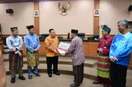 Plt Gubernur Riau Lepas Keberangkatan 11 Penerima Umrah Program CSR BRK Syariah dan PT Riau Petroleum