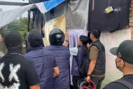 Thumbnail Polda Riau Obrak-Abrik Pangeran Hidayat! Robohkan Gubuk Sabu dan Ciduk Dua Pria