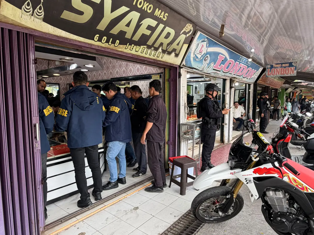 Polda Riau Sita Ratusan Gram Emas dan Catatan Transaksi Penjualan di Toko Emas Syafira