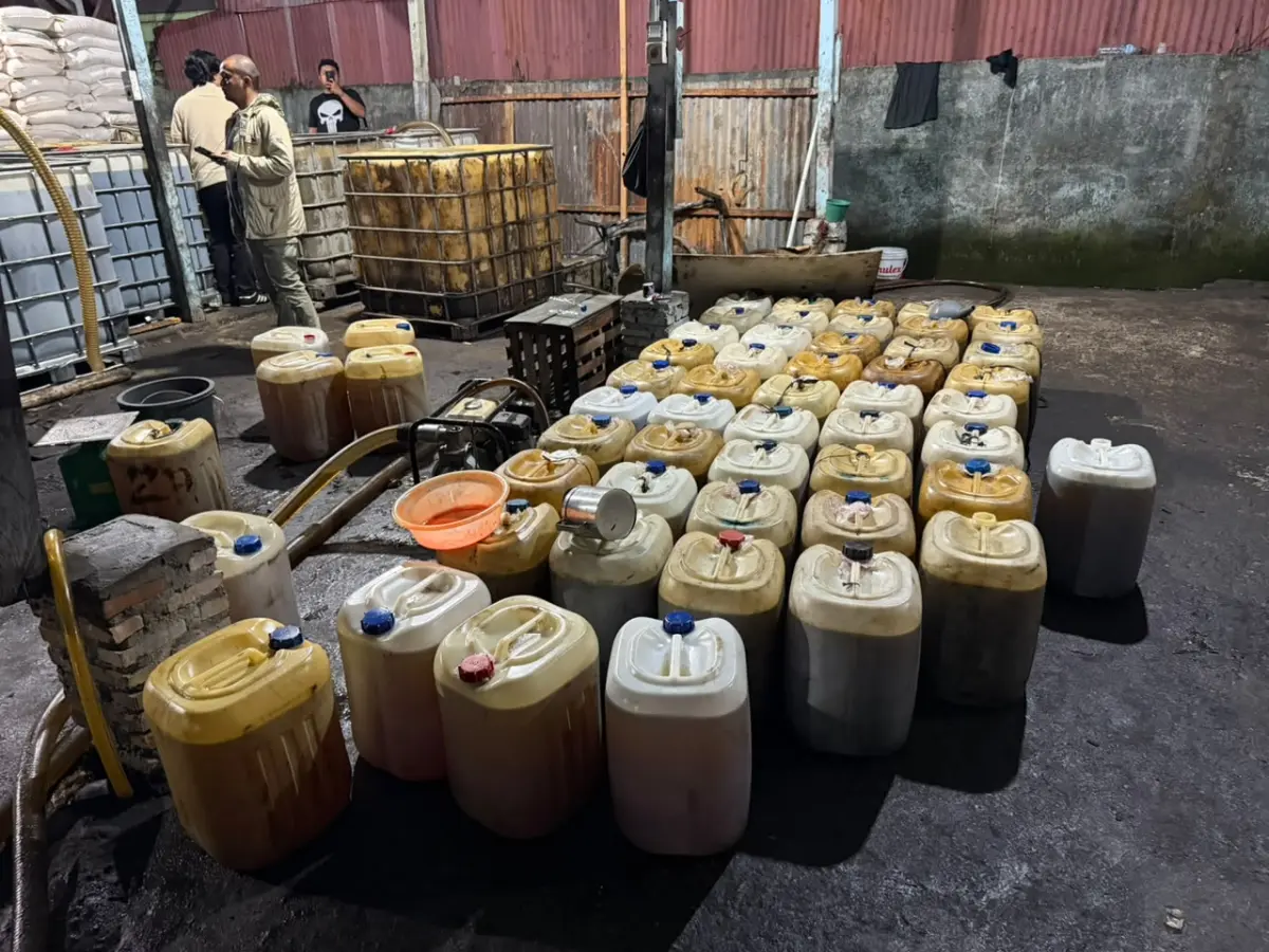 Polda Riau Tangkap 2 Tersangka Penyelewengan BBM Bersubsidi di Kandis, 6.500 Liter Solar Diamankan