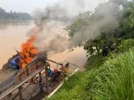 Polisi Bakar Rakit Tambang Emas Ilegal Milik "CEO Perintis" di Sungai Kuantan