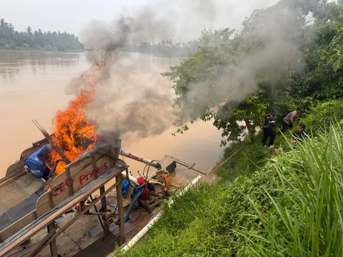 Polisi Bakar Rakit Tambang Emas Ilegal Milik "CEO Perintis" di Sungai Kuantan