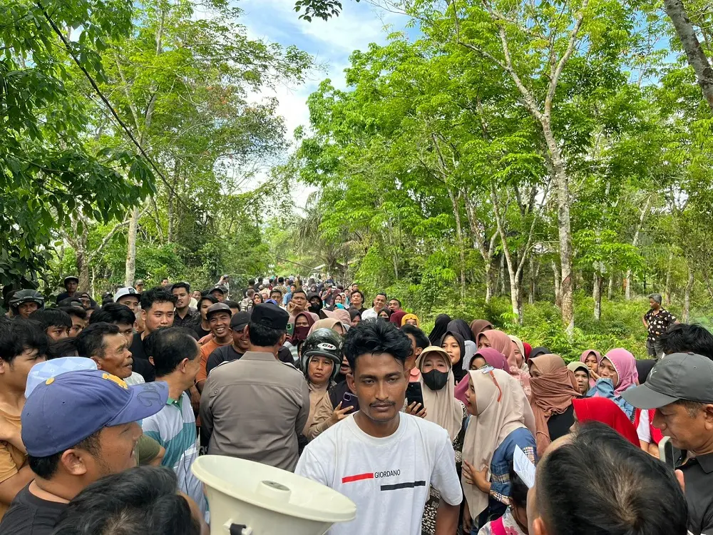 PT KKU Dikepung Massa, Warga Sungai Jalau Tuntut Penghentian Tambang Galian C