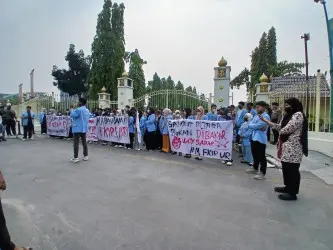 Ratusan Mahasiswa Unri Demo Kantor Gubernur Protes Kabut Asap Karhutla