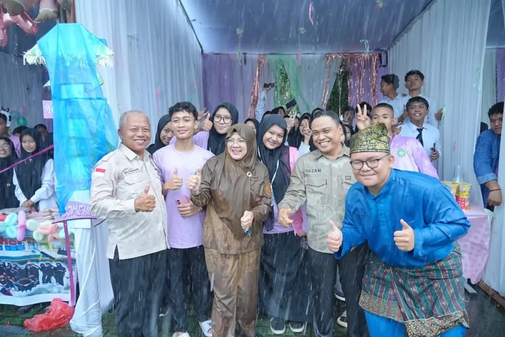 Rela Basah Kuyup Diguyur Hujan, Bupati Afni Resmikan Kompetisi Gema Pros Tingkat SMP se-Siak