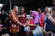Respons Cepat Wako Agung Nugroho, Tinjau Lokasi Kebakaran dan Serahkan Bantuan di Jalan Abadi