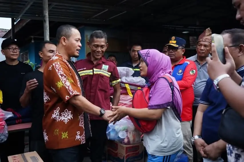 Respons Cepat Wako Agung Nugroho, Tinjau Lokasi Kebakaran dan Serahkan Bantuan di Jalan Abadi