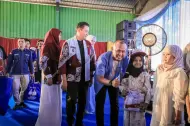Rp12,4 Miliar Cair! Wako Agung Bagikan Perdana Seragam Gratis SD/SMP di Pekanbaru