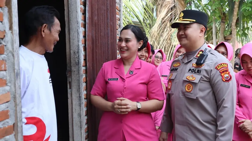 Sambut HKGB ke-74, Kapolres dan Bhayangkari Bengkulu Selatan Turun Langsung Salurkan Bansos di Kedurang