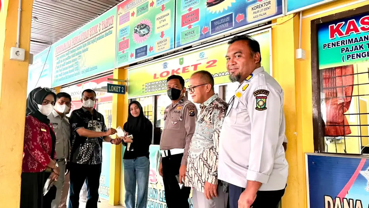 Samsat Bangkinang Bagikan Masker, Masyarakat Bisa Manfaatkan Pemutihan Pajak hingga 30 November