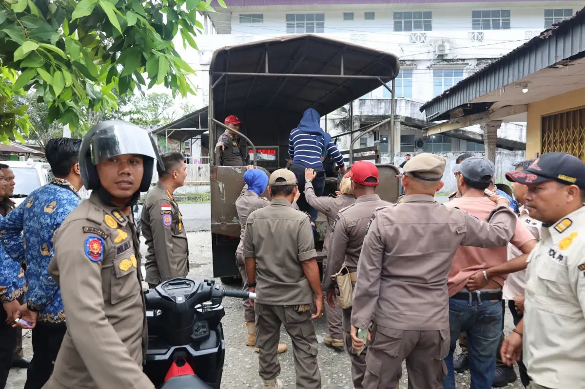 Satpol PP Kampar Tertibkan Wisma Pantian Ragi, Empat Pasang Dibawa untuk Pemeriksaan