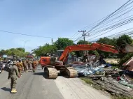 Satpol PP Pekanbaru Sapu Bersih PKL Sepanjang Jalan HR Soebrantas, 90 Kedai Kayu Dibongkar