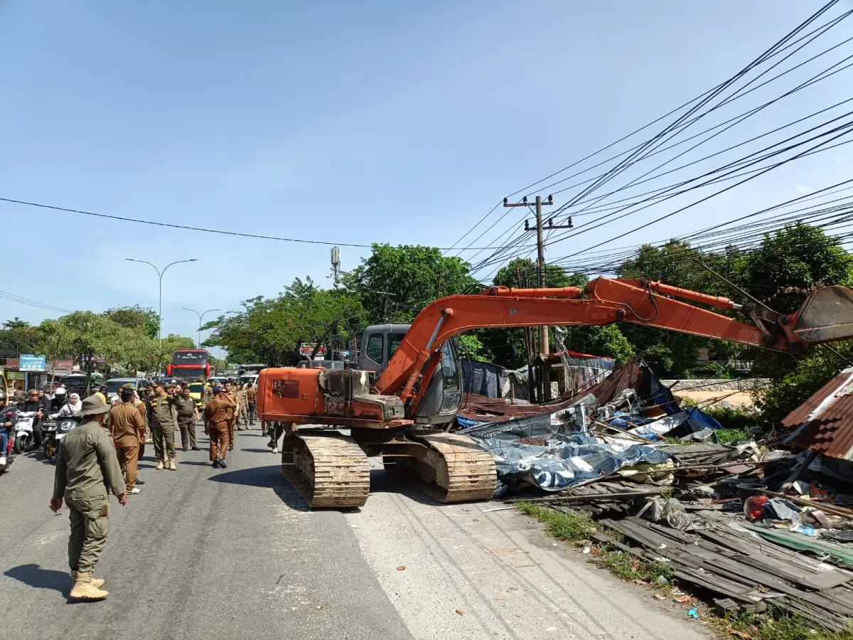 Satpol PP Pekanbaru Sapu Bersih PKL Sepanjang Jalan HR Soebrantas, 90 Kedai Kayu Dibongkar