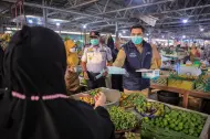 Sekdako Pekanbaru Zulhelmi Arifin Bagikan Masker ke Pedagang dan Pengunjung Pasar Cik Puan