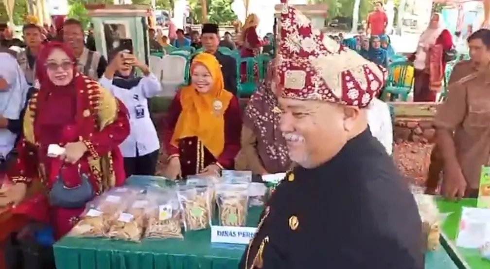 Semarak HUT Ke-77 Bengkulu Selatan, Bupati Rifa’i Buka Pasar Murah dan Bagikan Sembako Gratis untuk Lansia